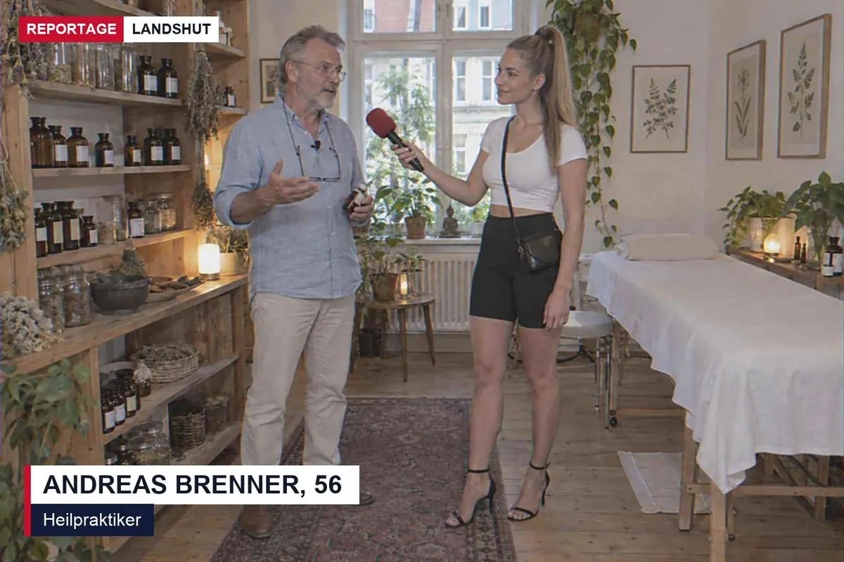 Lara interviewt den Heilpraktiker Andreas Brenner in seiner Praxis